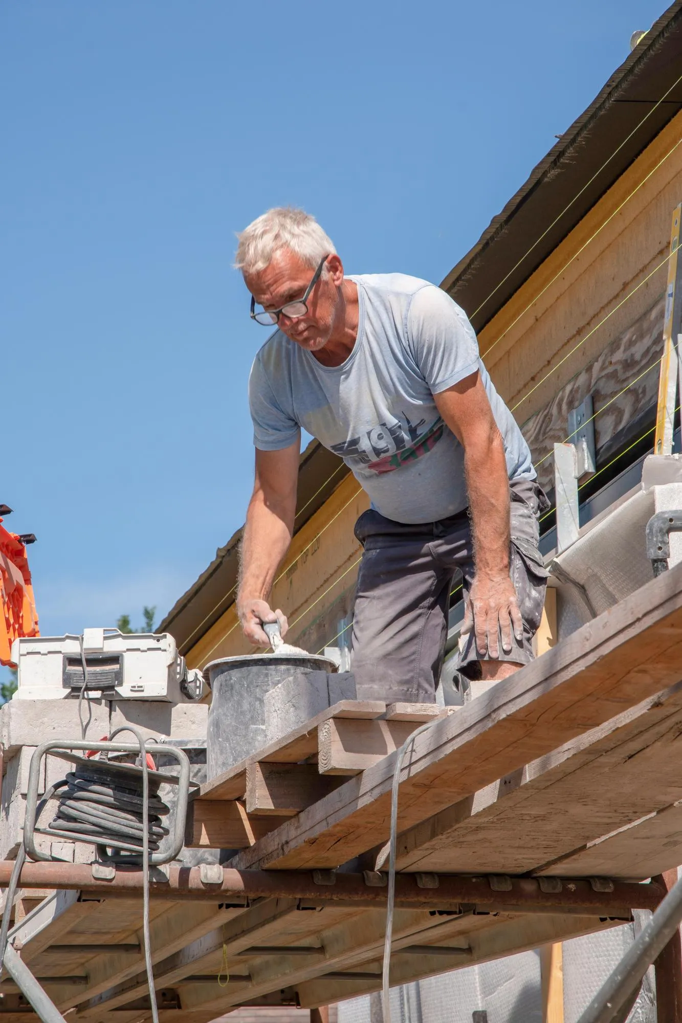Vakman met gereedschap op een werf